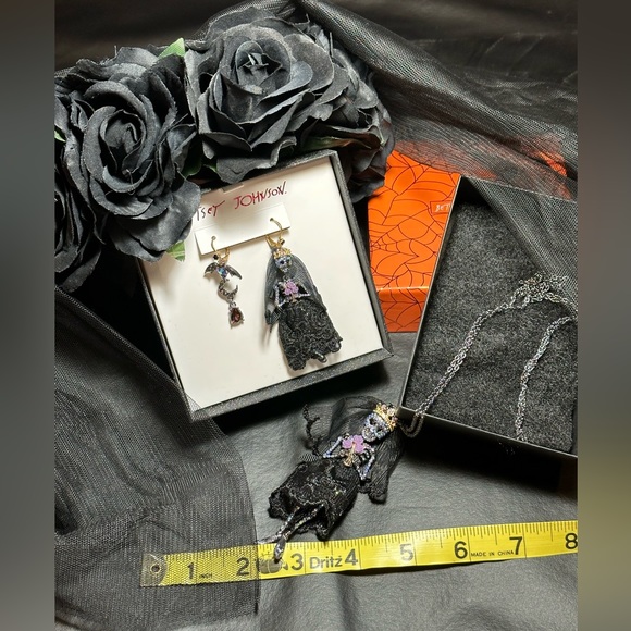 Betsey Johnson set of corpse bride earrings, necklace, and black rose veil. - Picture 4 of 4